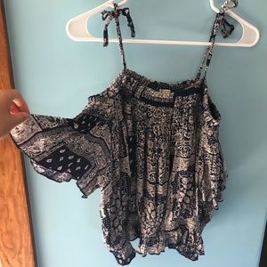 Floral patterned off-the-shoulder short sleeve top